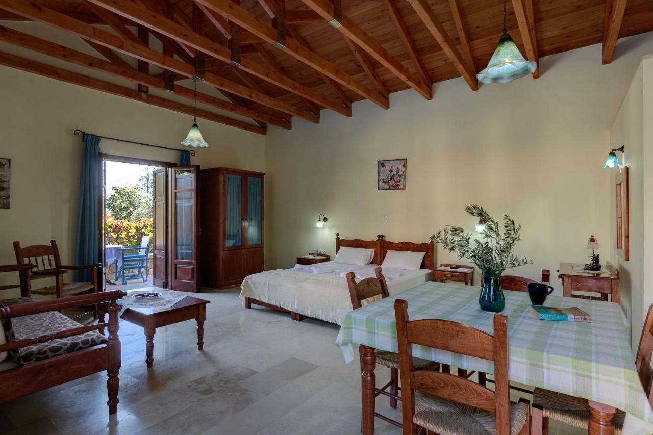 Iliopetra Aparthotel Douliana Bagian luar foto