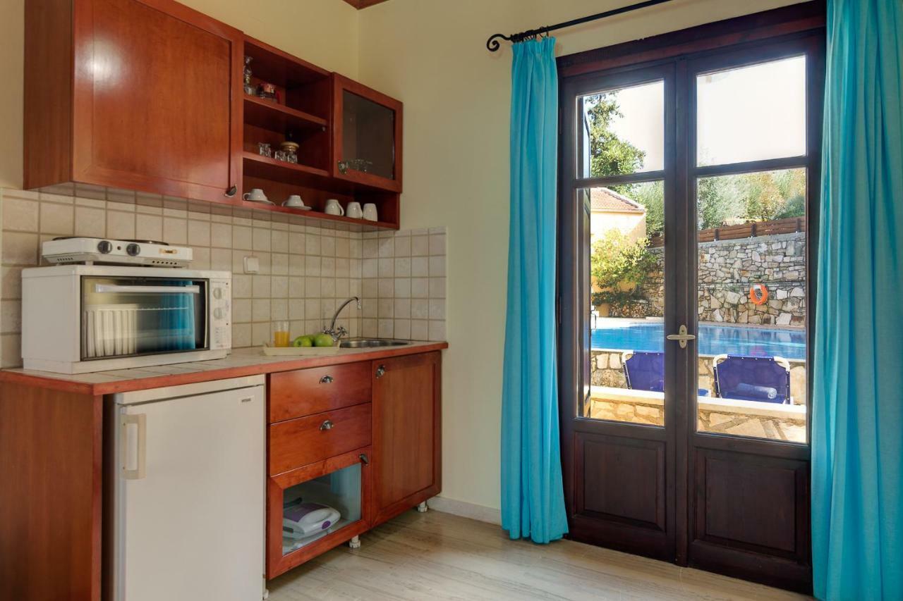 Iliopetra Aparthotel Douliana Bagian luar foto