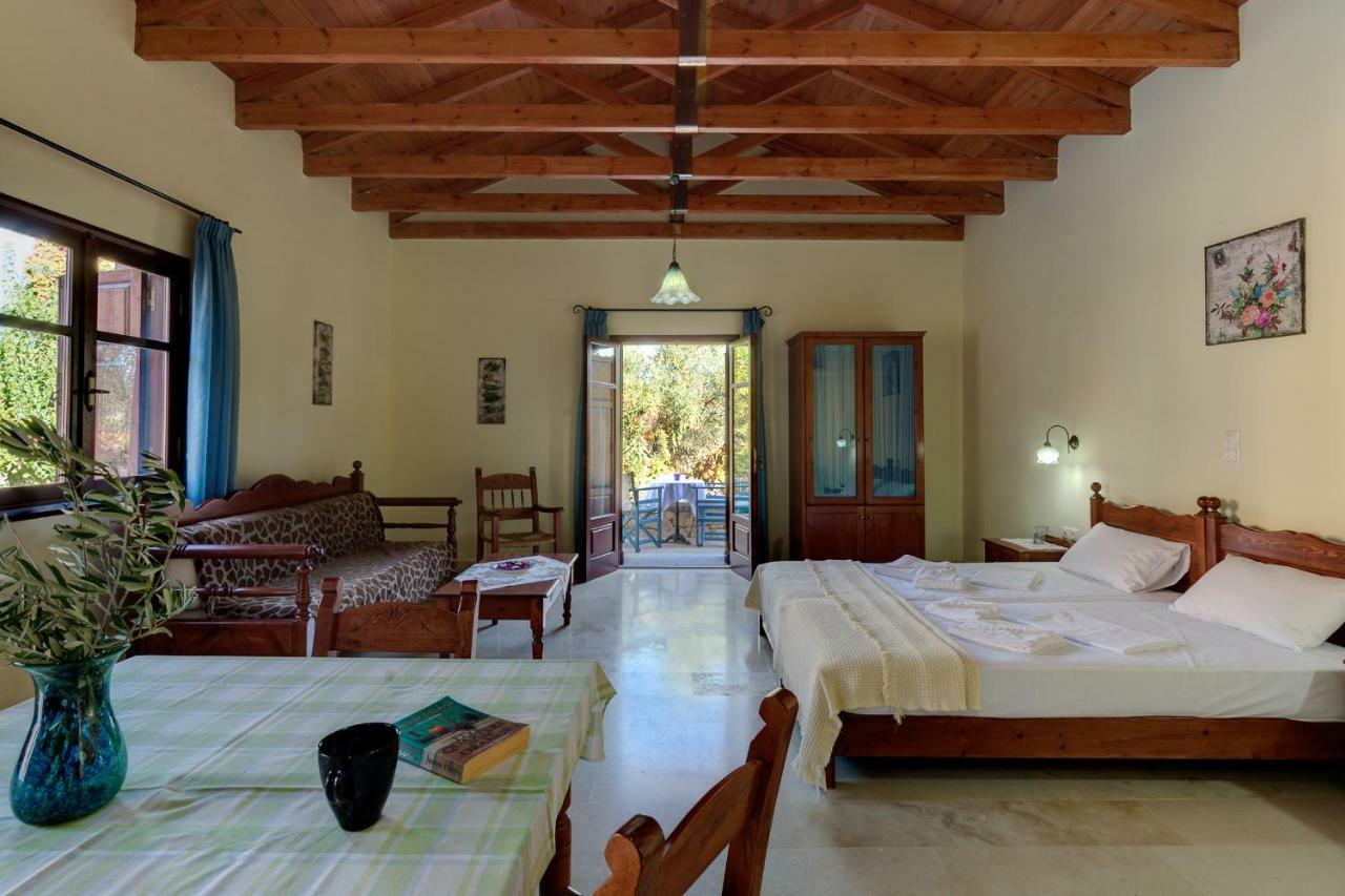Iliopetra Aparthotel Douliana Bagian luar foto